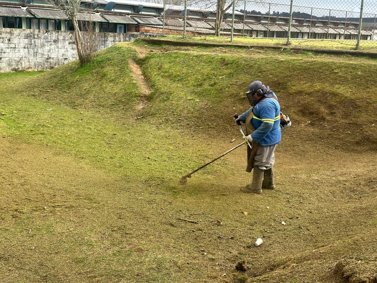 Prefeitura de Lages Roçada e limpeza garantem manutenção e segurança nas unidades de ensino municipais