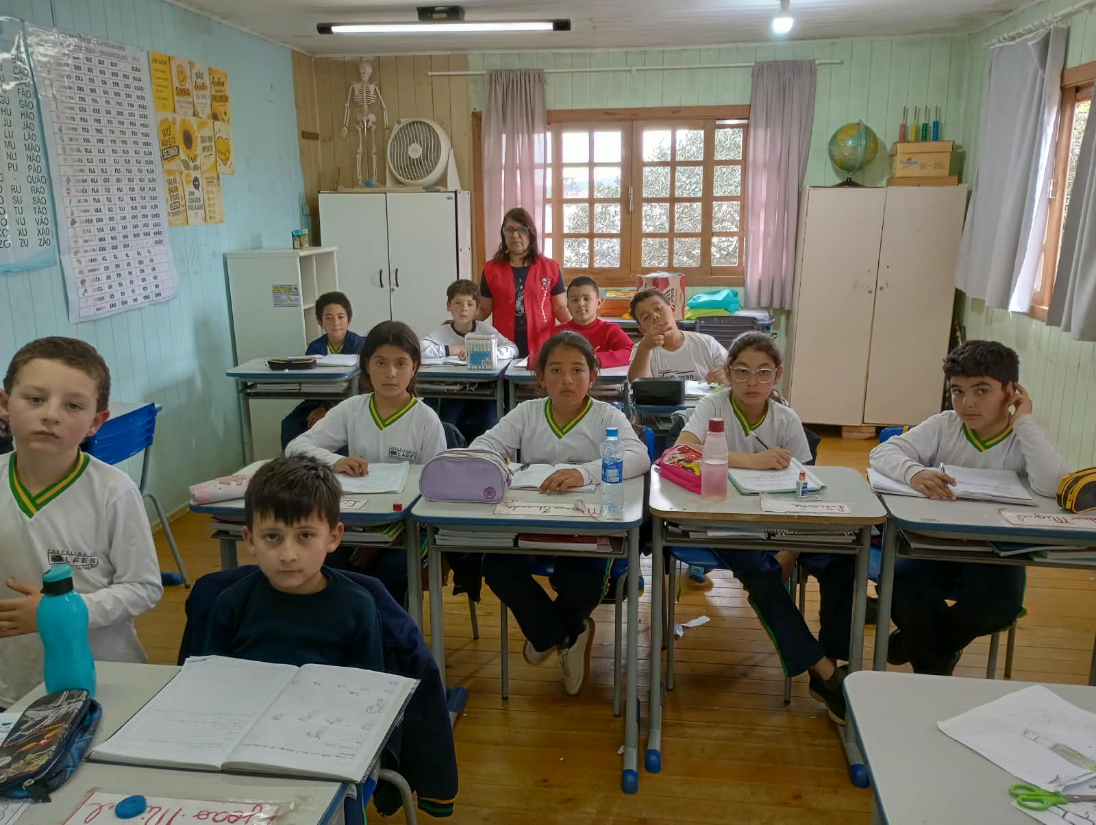 Prefeitura de Lages Com amor puro e verdadeiro, por suas sábias mãos a professora Rosane vê a vida de crianças se transformar em um futuro brilhante e de geração em geração cuida de suas pérolas há quase meio século 