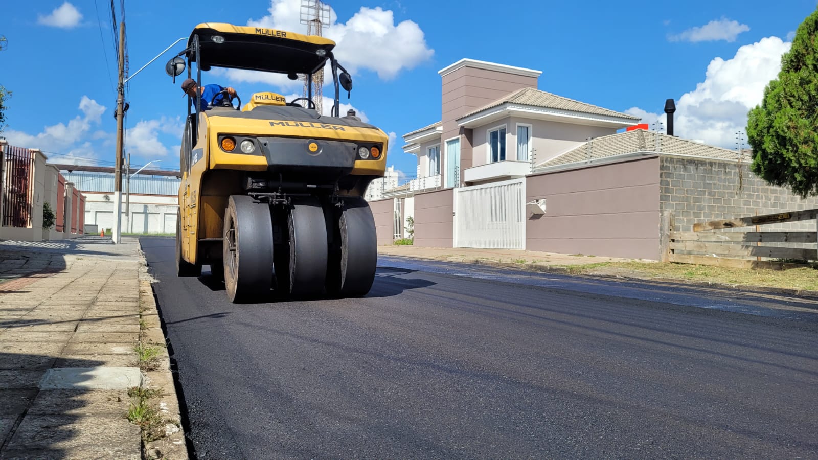 Prefeitura de Lages Reperfilagem asfáltica avança no bairro Sagrado Coração de Jesus com agilidade de equipes próprias da Prefeitura 