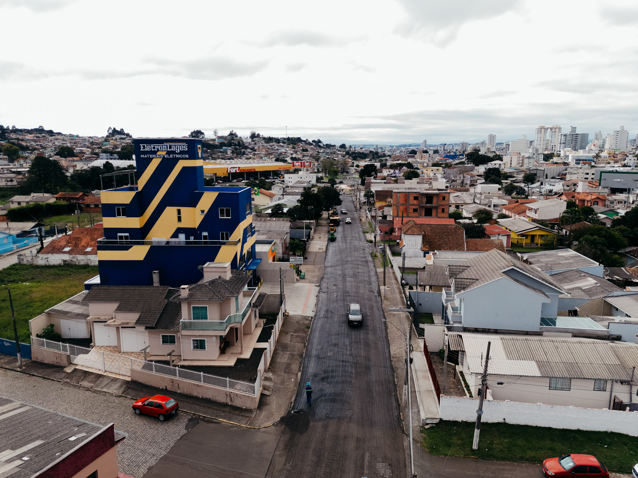 Prefeitura de Lages Fresagem e recapeamento asfáltico evoluem em ritmo acelerado e devem transformar mobilidade urbana na rua Mateus Junqueira