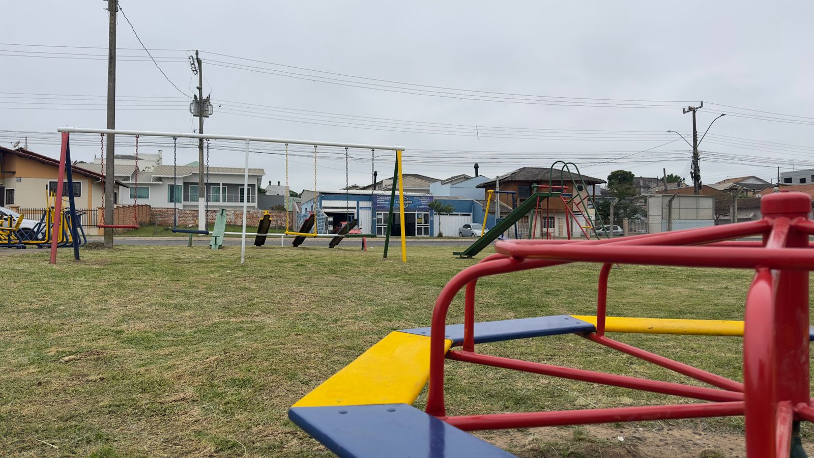 Prefeitura de Lages Cores, risadas e segurança: parques infantis de Lages ganham cuidados especiais para o verão