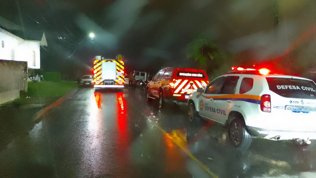 Prefeitura de Lages Defesa Civil de Lages atende ocorrências após intensas e contínuas chuvas da noite deste sábado e mantém monitoramento de áreas de risco de forma permanente diante da previsão de chuvas para este domingo
