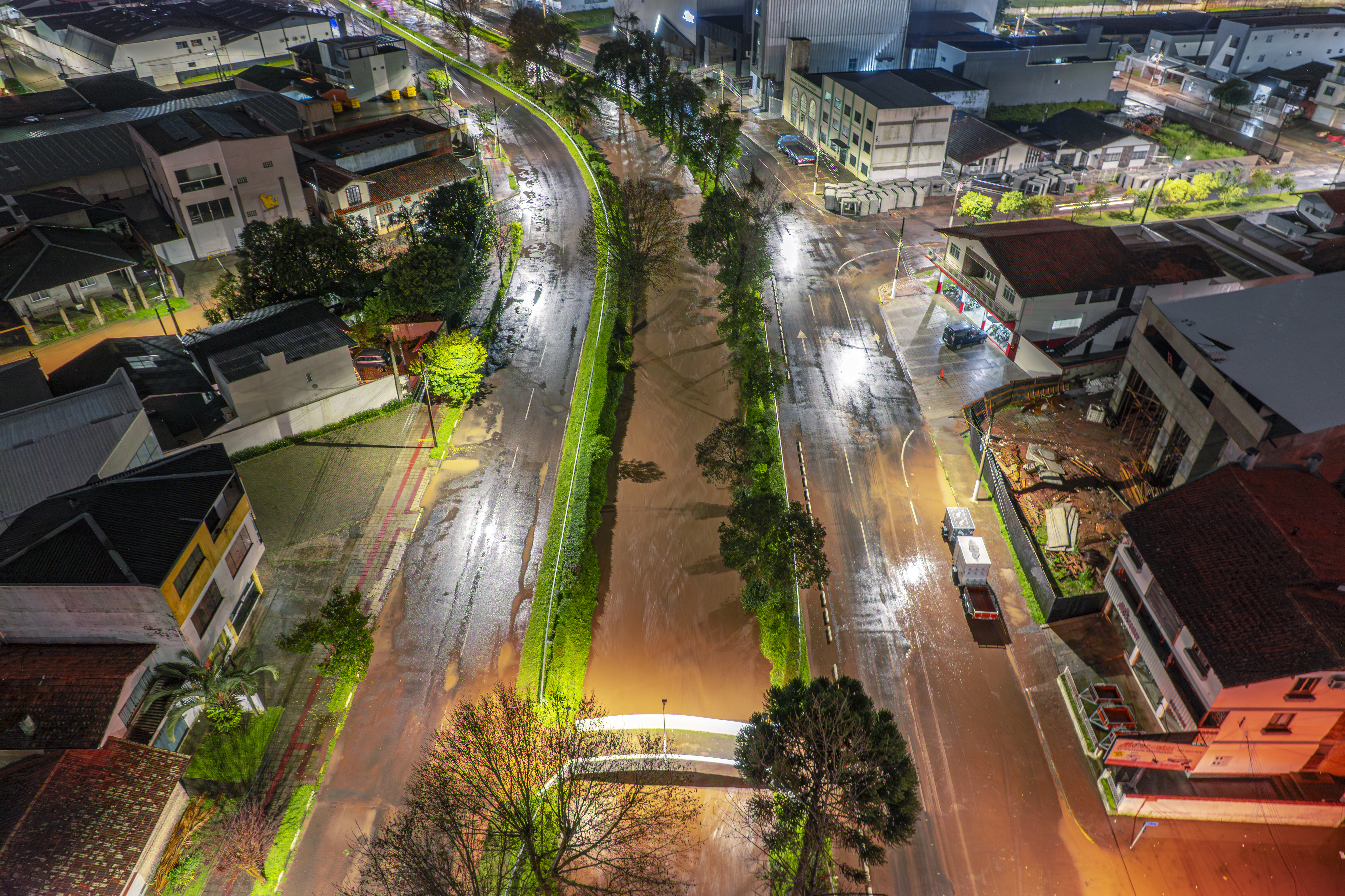 Prefeitura de Lages Defesa Civil atende mais de 20 ocorrências entre sábado e domingo e segue atenta e em proteção às pessoas em decorrência de tempestade severa 